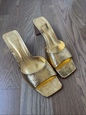 Schutz Queliana gold crinkle metallic leather mule heeled sandals size us 7,5